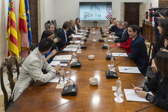 Vista general. El president de la Generalitat, Carlos Mazón, presideix la reunió de constitució de la nova Taula de Dileg Social de la Comunitat Valenciana, en el Palau de la Generalitat