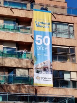 Pancarta que anuncia el 50 aniversario de la residencia Cardenal Marcelo.