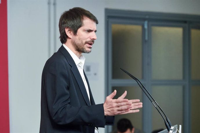 El portavoz de Sumar, Ernest Urtasun, ofrece una rueda de prensa, en el Espacio Rastro, a 22 de enero de 2024, en Madrid (España). Durante la comparecencia, Urtasun ha destacado el inicio de la negociación de la reducción de la jornada laboral.