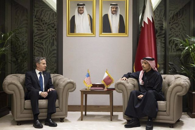 El secretario de Estado de EEUU, Antony Blinken, y el ministro de Asuntos Exteriores de Qatar, Mohamed bin Abdulrahman al Thani, en Doha (imagen de archivo).