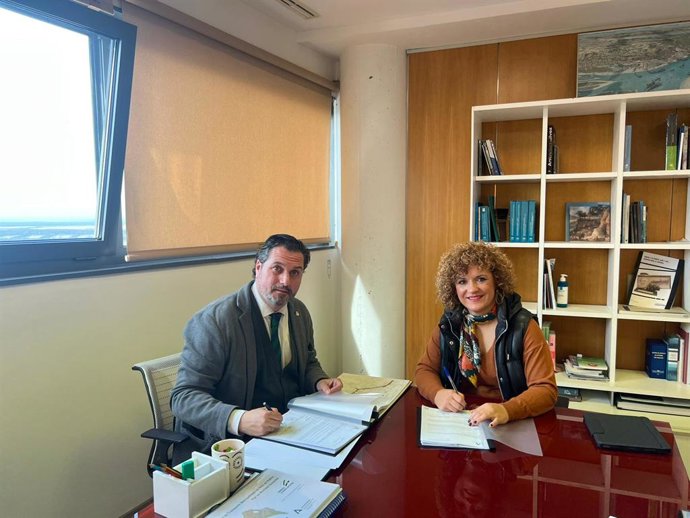 El delegado territorial de Fomento, Articulación del Territorio y de Vivienda en Huelva, Jaime Pérez, y la alcaldesa de San Bartolomé de la Torre, María Eugenia Limón, firman la cesión del tramo de la A-490 a su paso por la localidad