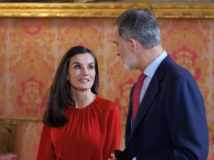 Archivo - El Rey Felipe VI y la Reina Letizia a su llegada a la reunión del Patronato de la Fundación Princesa de Girona, en el Palacio Real, a 13 de diciembre de 2023, en Madrid (España).