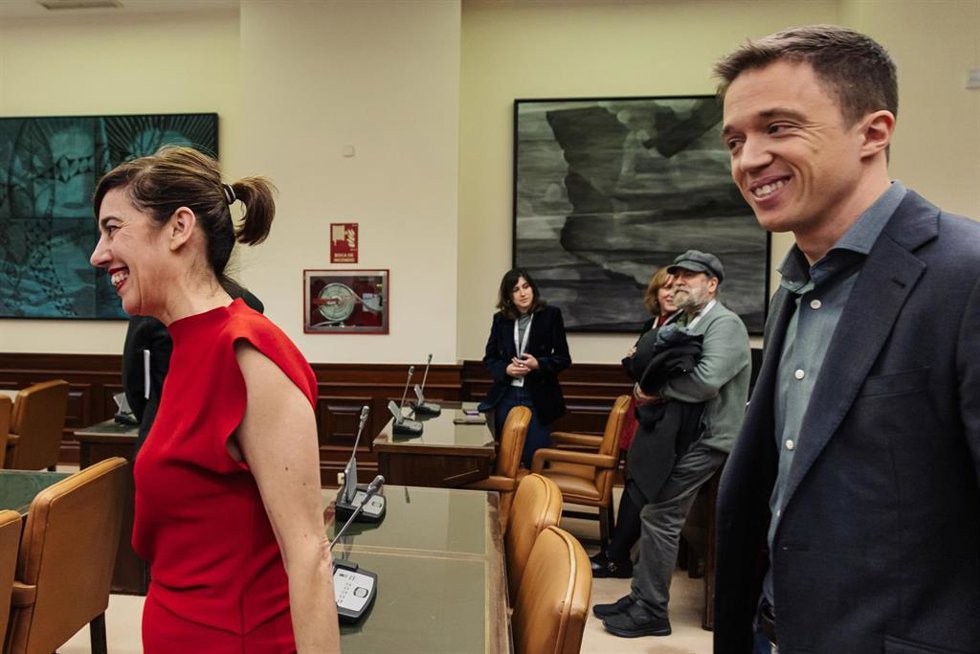 La candidata de Sumar Galicia a la Xunta de Galicia, Marta Lois, y el líder de Más País, Iñigo Errejón a su llegada a una reunión de Sumar, en el Congreso de los Diputados, a 30 de enero de 2024, en Madrid (España).