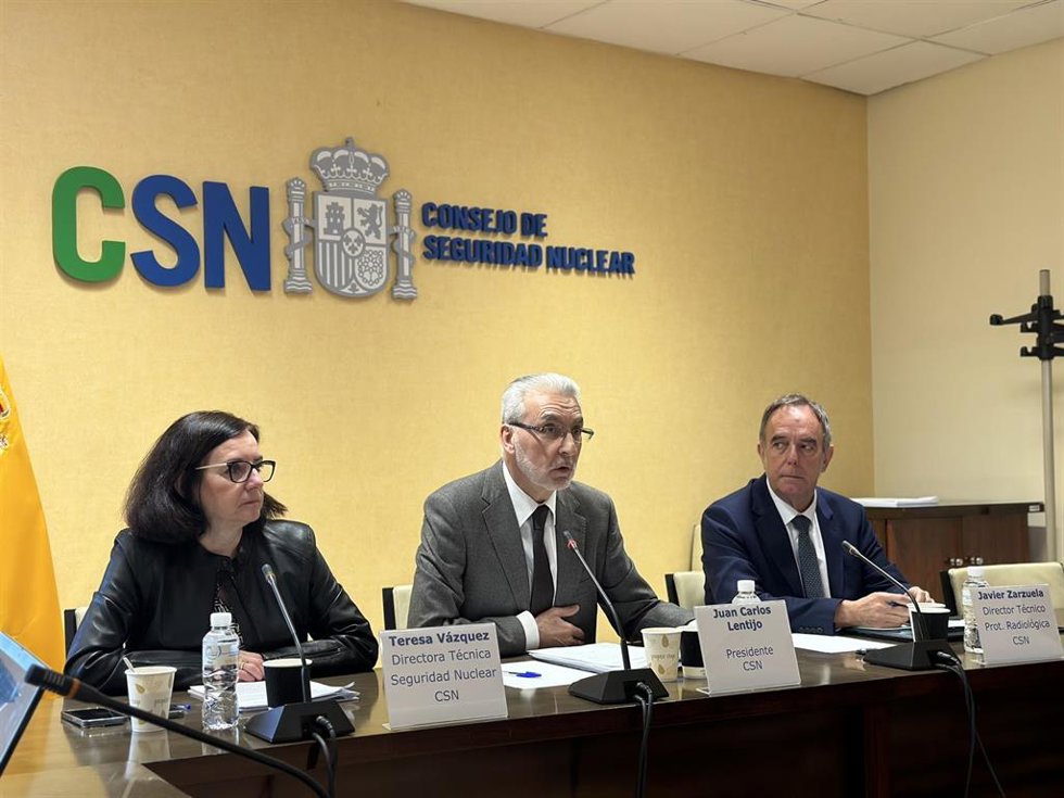 El presidente del Consejo de Seguridad Nuclear, Juan Carlos Lentijo, y los directores técnicos de Seguridad Nuclear y Protección Radiológica, Teresa Vázquez y Javier Zarzuela, en una rueda de prensa sobre los retos del regulador para 2024.