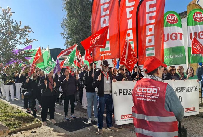 Protesta ante el hospital El Tomillar