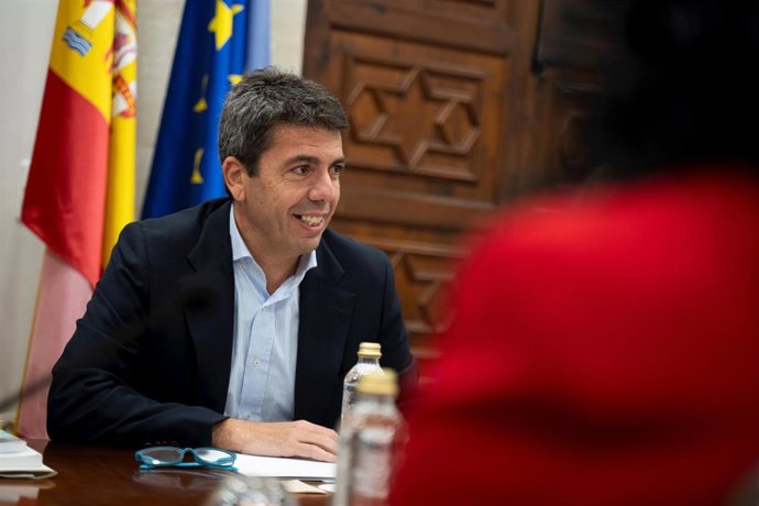 El president de la Generalitat, Carlos Mazón, preside la reunión de constitución de la nueva Mesa de Diálogo Social de la Comunitat Valenciana, en el Palau de la Generalitat