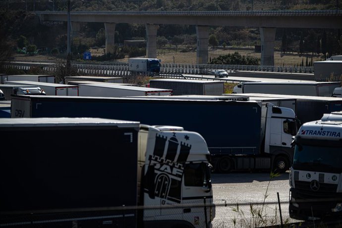 Archivo - Camions a la frontera