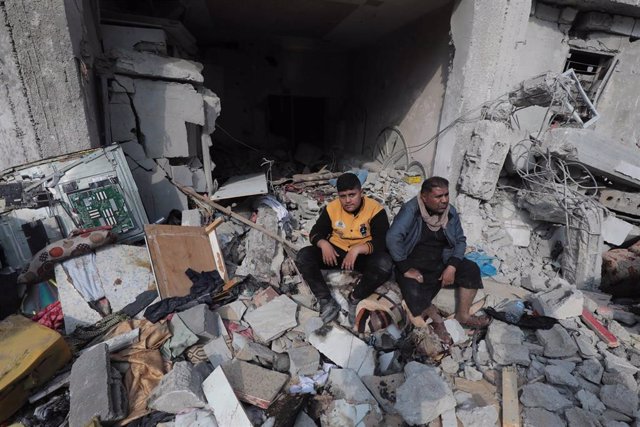 Imagen de archivo de dos palestinos tras el derrumbe de un edificio en Gaza. 