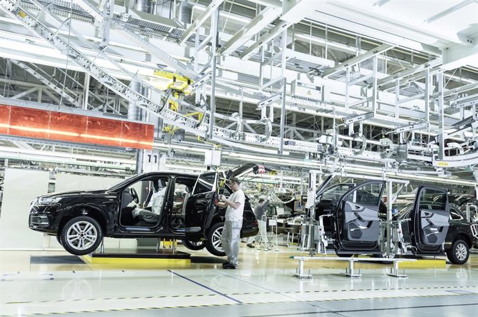 Archivo - Fábrica de coches.