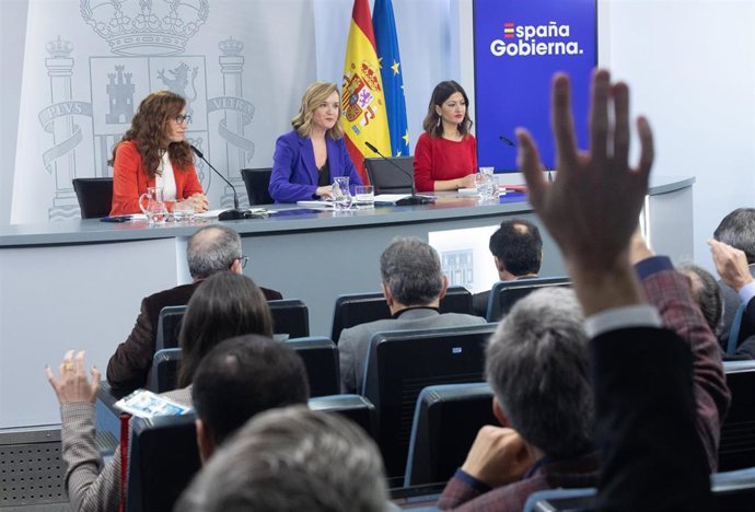 (I-D) La ministra de Sanidad, Mónica García; la ministra de Educación, Formación Profesional y Deporte, Pilar Alegría y la ministra de Infancia y Juventud, Sira Rego, durante una rueda de prensa posterior a la reunión del Consejo de Ministros, en el Pal