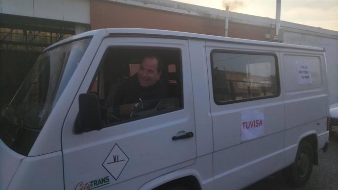 Los trabajadores de Tuvisa han realizado una caravana de vehículos por las calles de la capital alavesa