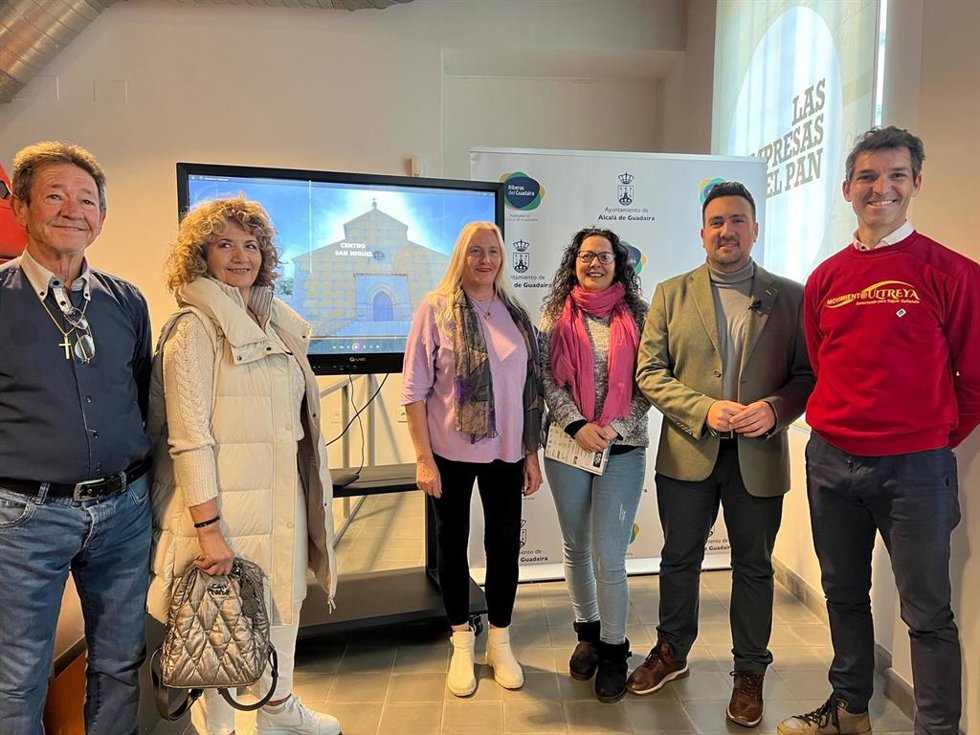 El delegado de Cultura y Turismo del Ayuntamiento, Christopher Rivas, que acompañado de miembros de la peña Flamenca El Arrabal, de la Asociación de Vecinos Tres Arcos y del movimiento Ultreya, ha realizado balance de la presencia local en Fitur.