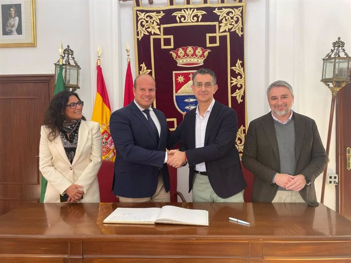 El delegado territorial de Sostenibilidad, Medio Ambiente y Economía Azul de la Junta de Andalucía en Cádiz, Óscar Curtido, visita el Ayuntamiento de Barbate y mantiene una reunión con su alcalde, Miguel Molina.