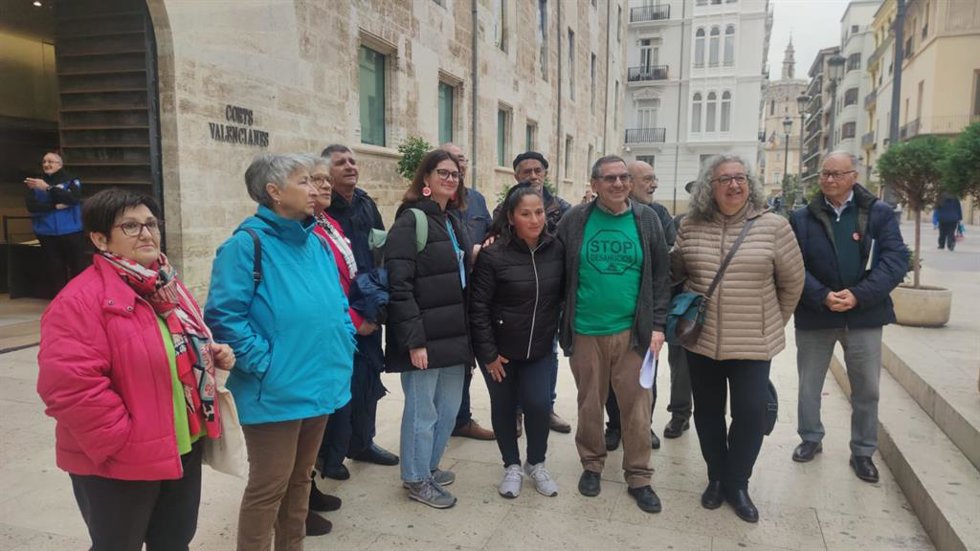 Activistas de la PAH tras mantener una ronda de reuniones con los grupos de Les Corts