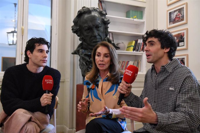 Los directores de cine y guionistas Javier Calvo (i) y Javier Ambrossi (d) y la cantante Ana Belén (c) durante una entrevista para Europa Press, en la sede de la Academia de Cine, a 30 de enero de 2024, en Madrid (España).