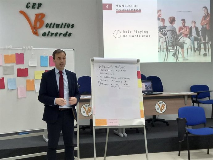 El delegado de Desarrollo Educativo y FP, Carlos Soriano, en una jornada de formación en habilidades comunicativas.