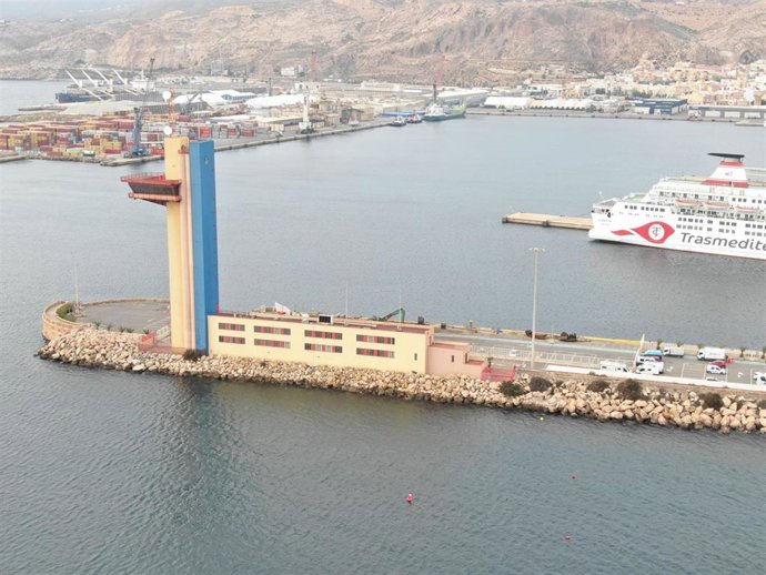 Edificio que alberga las dependencias de Capitanía Marítima y Sasemar en el Puerto de Almería.