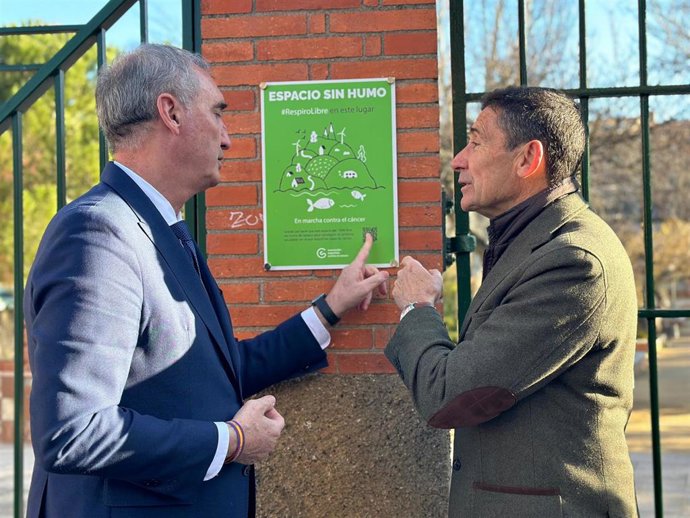 El alcalde José Mazarías, con el presidente de la AECC Segovia, Juan Vicente Cuesta, ante el nuevo cartel de 'Espacio Sin Humo' delJardín Botánico.