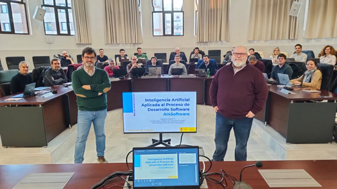 Foto de familia de los participantes en el evento.