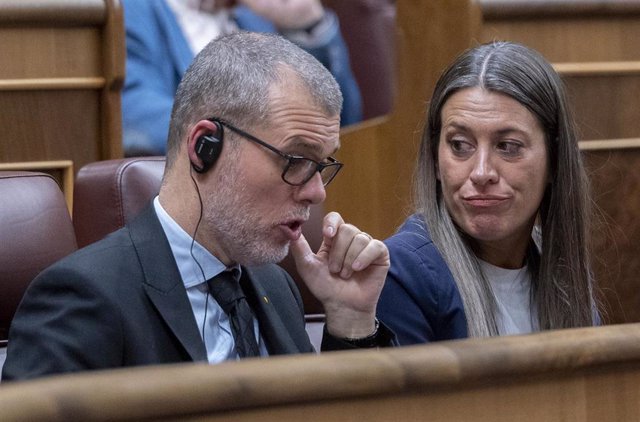 La portavoz de Junts en el Congreso, Miriam Nogueras (d), durante una sesión plenaria, en el Congreso de los Diputados