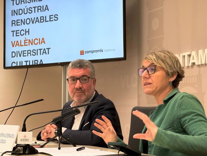 La portaveu de Compromís a l'Ajuntament de València, Papi Robles, i l'edil d'aquest grup municipal Ferran Puchades, en la roda de premsa sobre turisme.
