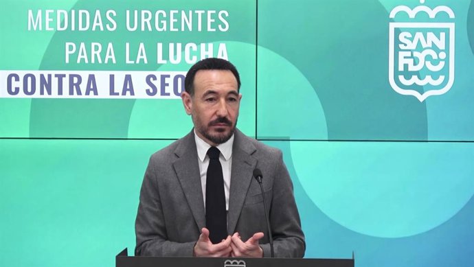 Fernando López Gil, concejal delegado del área de Desarrollo Sostenible en el Ayuntamiento de San Fernando, en rueda de prensa.