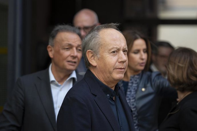 Archivo - El president de la CEV, Salvador Navarro (1e), i el secretari general d'UGT-PV, Ismael Sáez (c) (arxiu)