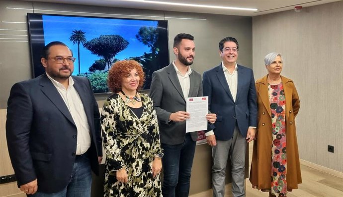 El alcalde de Icod, Javier Sierra, y el secretario general del PSOE, Pedro Martín (en el centro), en la presentación del pacto de gobierno entre Alternativa Icodense y PSOE