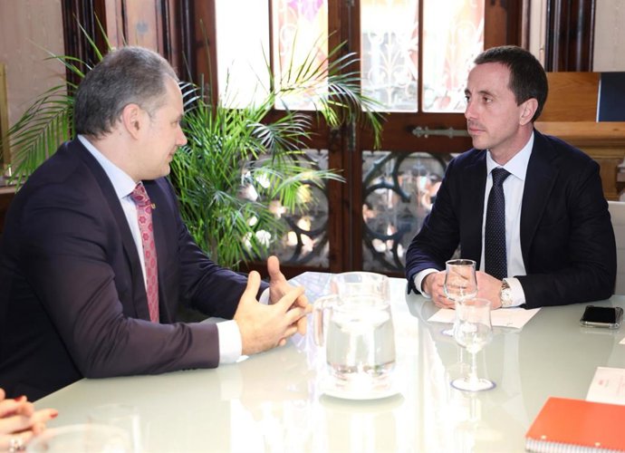 El presidente del Consell de Mallorca, Lloren Galmés, recibe en audiencia al cónsul general de Ucrania en Barcelona, Artem Vorobyov.