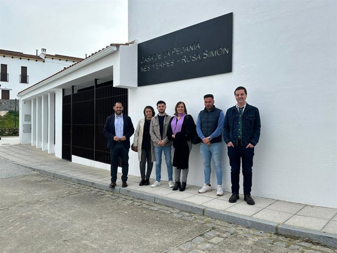 Pérez (izda.), junto a diputados y cargos de IU en Cardeña, con la alcaldesa del municipio, Catalina Barragán (centro).