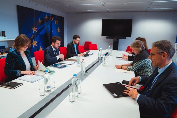 El presidente de la Generalitat, Pere Aragons, y la consellera Meritxell Serret reunidos con la comisaria europea de Cohesión y Reformas, Elisa Ferreira.