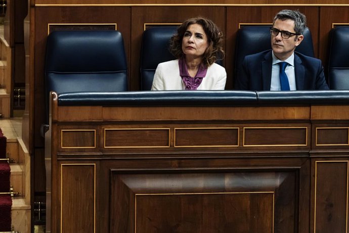 La vicepresidenta María Jesús Montero y el ministro Félix Bolaños en el banco azul del hemiciclo 