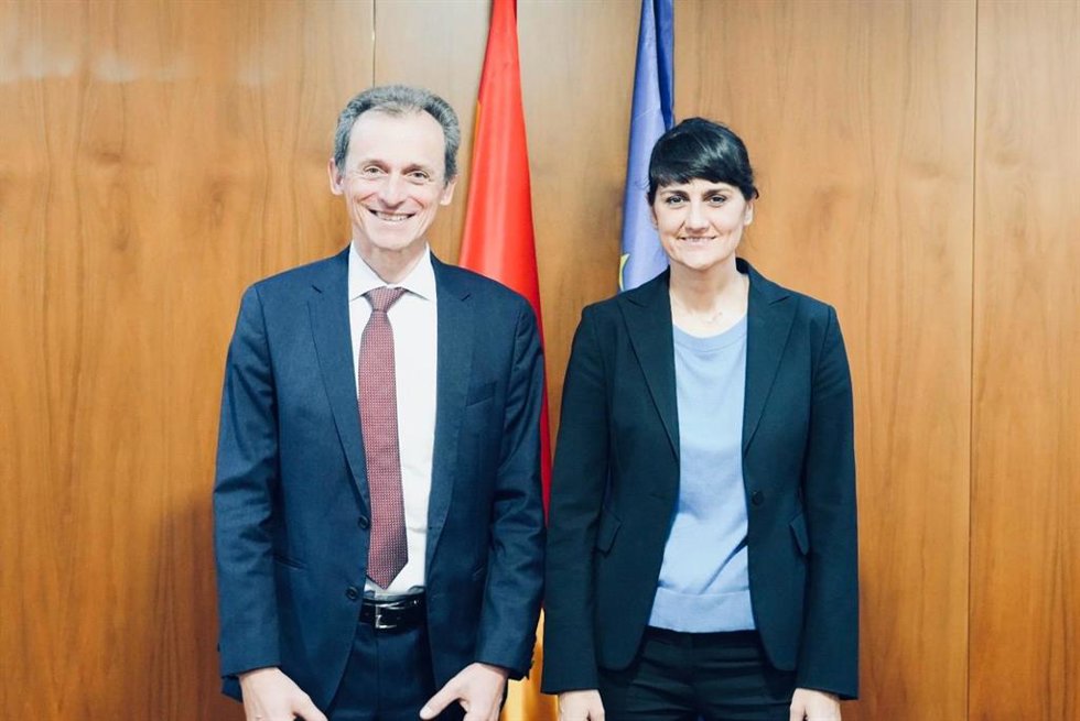 Archivo - De izquierda a derecha: el presidente de Hispasat, Pedro Duque, y la secretaria de Estado de Telecomunicaciones e Infraestructuras Digitales, María González Veracruz.