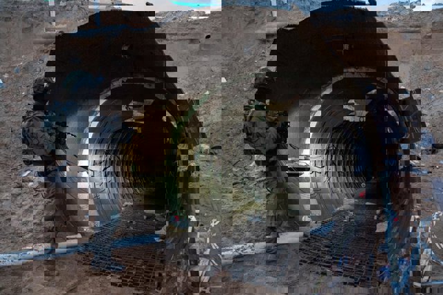 Archivo - Un soldado del Ejército de Israel frente a la entrada de un supuesto túnel del Movimiento de Resistencia Islámica (Hamás) en la Franja de Gaza