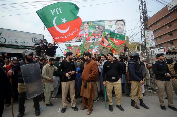 Archivo - Manifestantes del partido Pakistan Tehrik e Insaf (PTI) en Pakistán