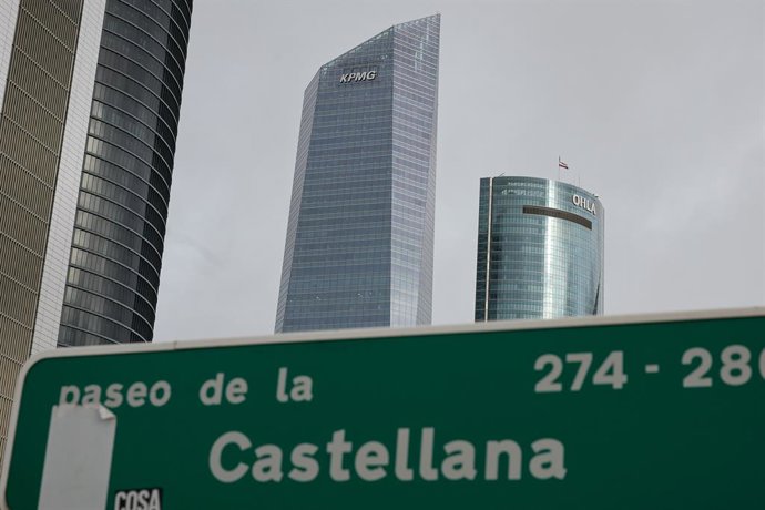 Archivo - La Torre de Cristal en el Paseo de la Castellana, a 3 de noviembre de 2023, en Madrid (España). El Ayuntamiento de Madrid ha formalizado con Mutua Madrileña un contrato de promesa de alquiler de espacios en la Torre de Cristal del paseo de la 