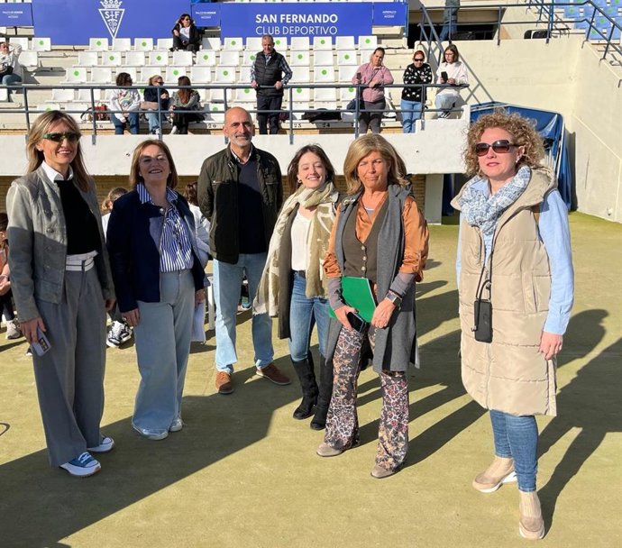 La delegada territorial de Desarrollo Educativo y FP, Isabel Paredes, celebra en San Fernando el Día Escolar de la no violencia y la Paz