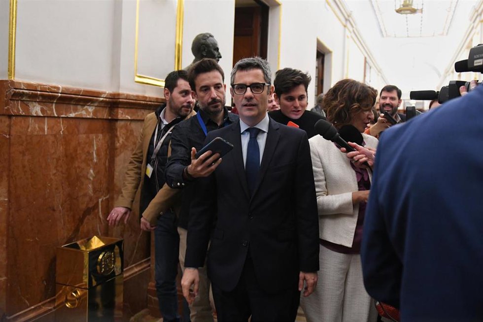 El ministro de la Presidencia, Relaciones con las Cortes y Justicia, Félix Bolaños, a su salida de una sesión plenaria, en el Congreso de los Diputados, a 30 de enero de 2024, en Madrid (España).