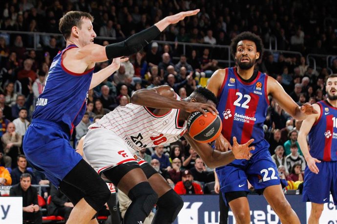 Jan Vesely of FC Barcelona, Moustapha Fall of Olympiacos and Jabari Parker of FC Barcelona  in action during Turkish Airlines Euroleague basketball match between FC Barcelona and Olympiacos