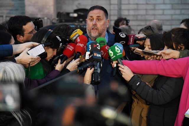 El presidente de Esquerra Republicana (ERC), Oriol Junqueras, ofrece unas declaraciones a los medios tras una sesión plenaria, en el Congreso de los Diputados, a 30 de enero de 2024, en Madrid (España). 