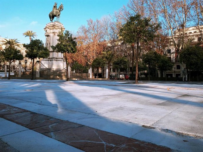 Archivo - Vista general de la Plaza Nueva, con la estatua de San Fernando al fondo.