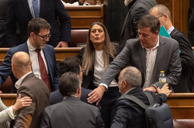 La portavoz de Junts en el Congreso, Miriam Nogueras (c),  rodeada de diputados del PSOE en el Pleno de la Cámara.