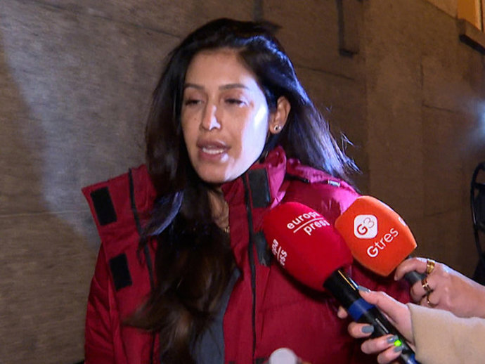 Gabriela Guillén atendiendo a la prensa antes de entrar a su vivienda.