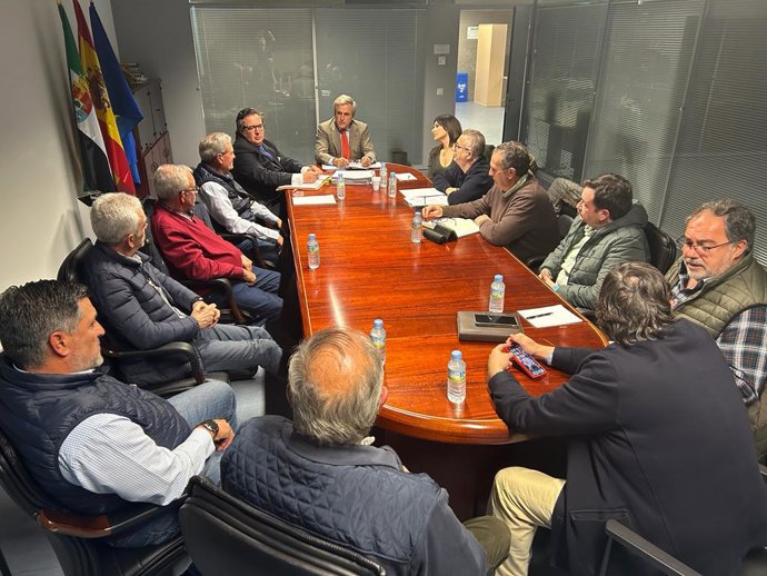 El consejero de Gestión Forestal y Mundo Rural, Ignacio Higuero, en la reunión con representantes de las organizaciones agrarias para explicar el proyecto de regadío de Tierra de Barros.