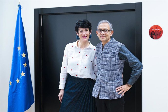 La ministra de Inclusión, Seguridad Social y Migraciones, Elma Saiz, y el premio Nobel Abhijit Binayak Banerjee.