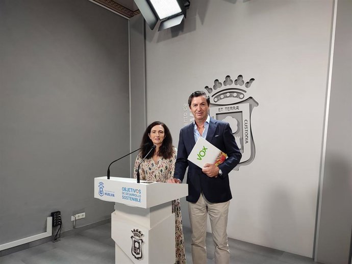 Los concejales de Vox en el Ayuntamiento de Huelva  Wenceslao Font y María López.