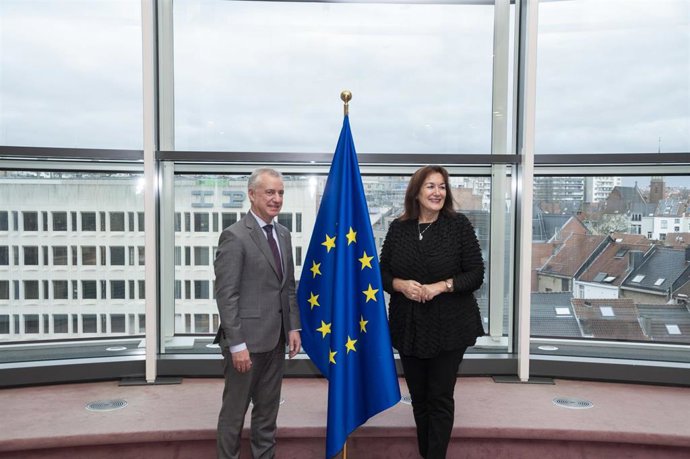 El lehendakari, Iñigo Urkullu, y la vicepresidenta de la Comisión para la Democracia y Demografía, Dubravka Suia