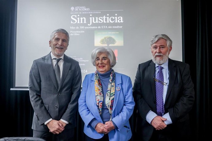 El ministro del Interior, Fernando Grande-Marlaska, la presidenta de la sección de derechos civiles del Ateneo de Madrid, D Francisca Sauquillo y D. Florencio Domínguez