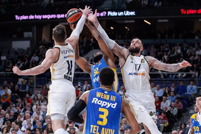 Mario Hezonja y Vicent Poirier pugnan por un rebote con James Webb III en el Real Madrid-Maccabi de la Euroliga 23-24