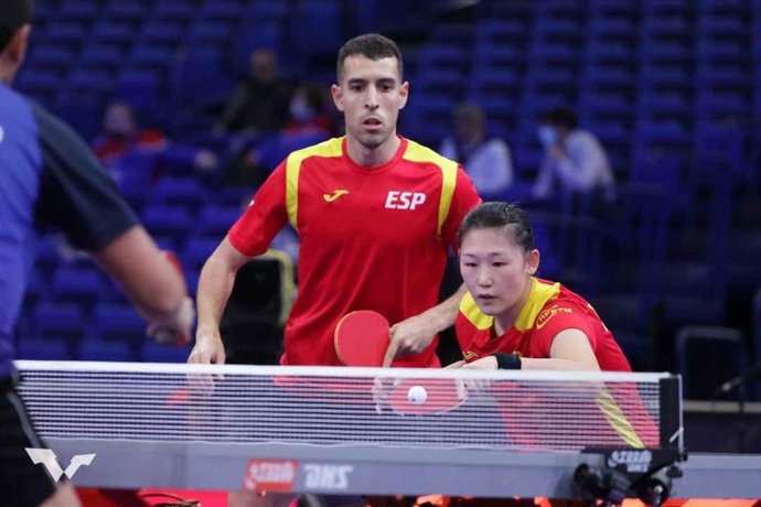 Archivo - Los españoles Álvaro Robles y María Xiao durante una competición